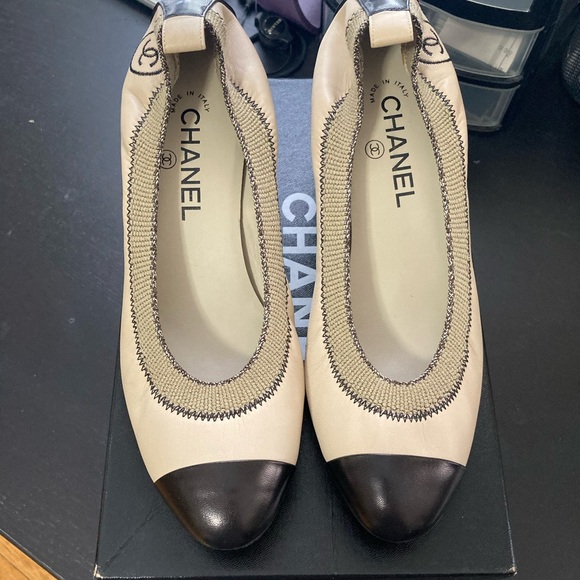 Chanel two toned block heel - Picture 3 of 4